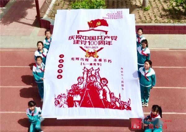 逃离海滩的女孩